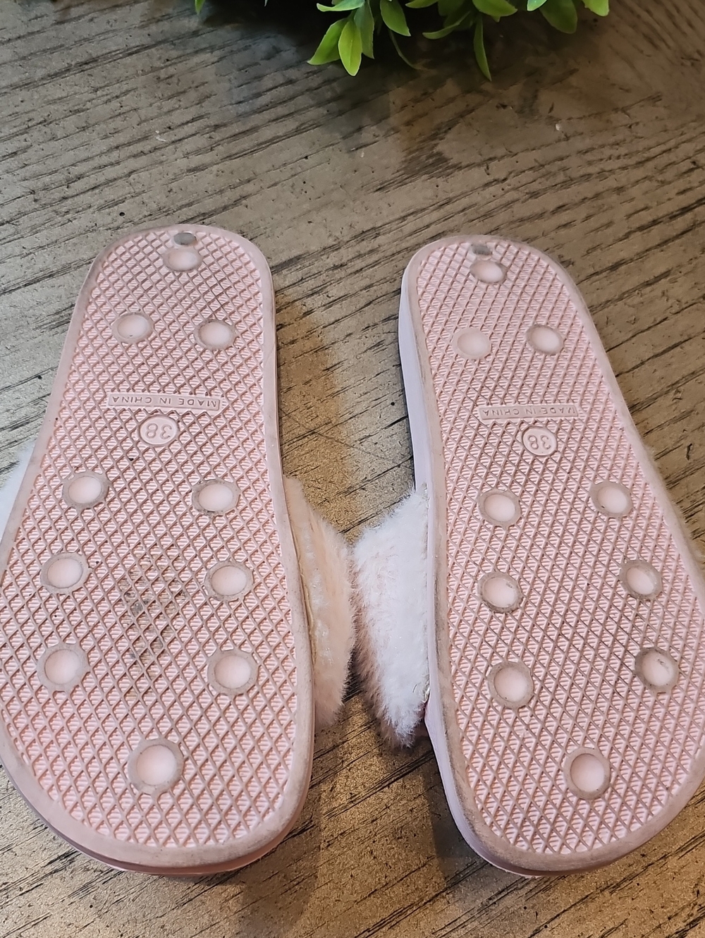 Pink Faux-Fur Slide Sandals Size 7.5 - Picture 4 of 6